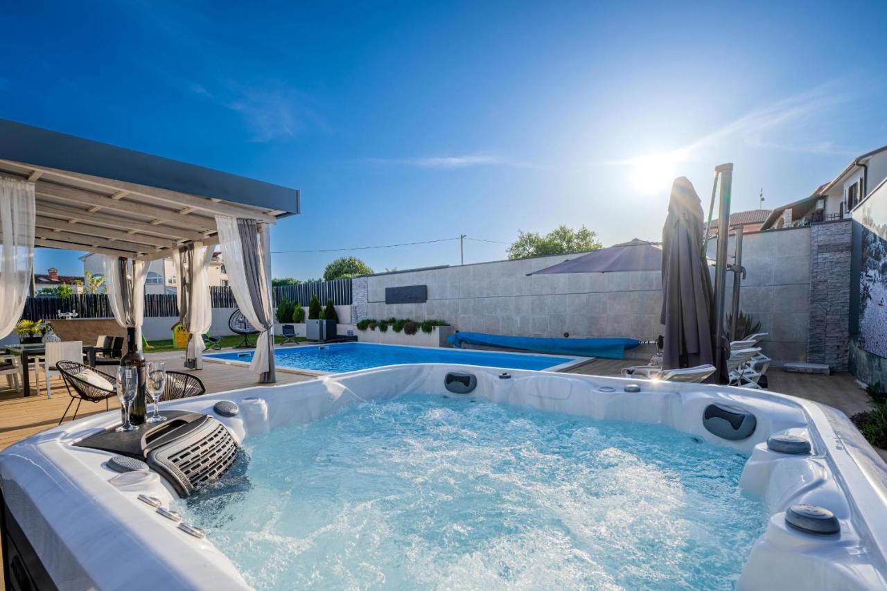 Villa Beauty With Heated Pool And Jacuzzi Kanfanar Exterior photo