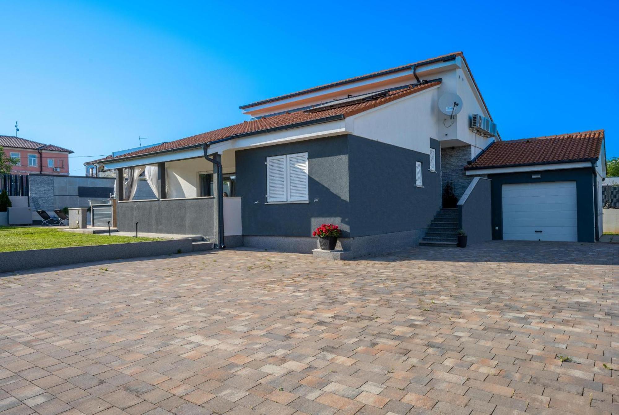 Villa Beauty With Heated Pool And Jacuzzi Kanfanar Exterior photo