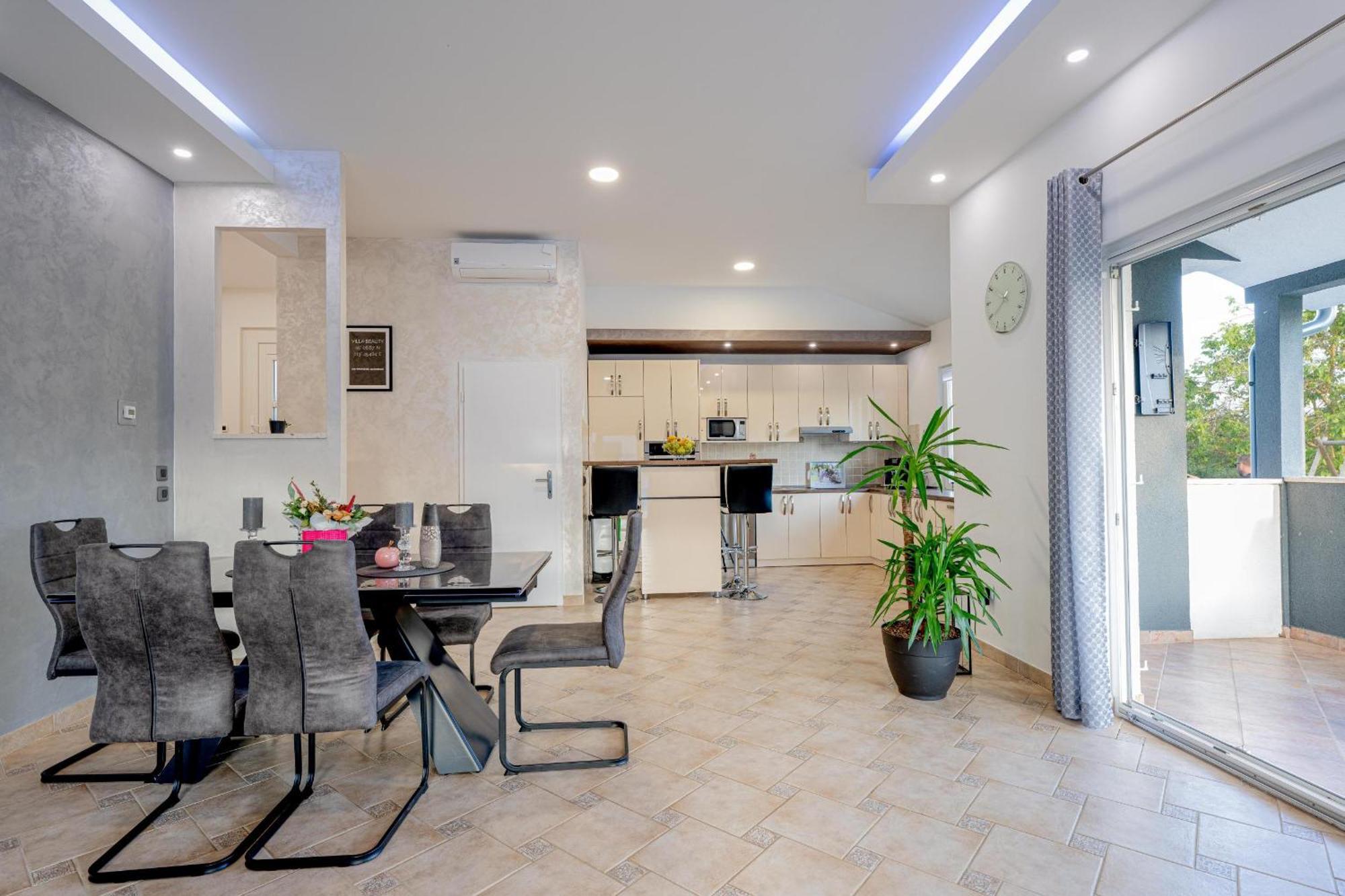 Villa Beauty With Heated Pool And Jacuzzi Kanfanar Exterior photo